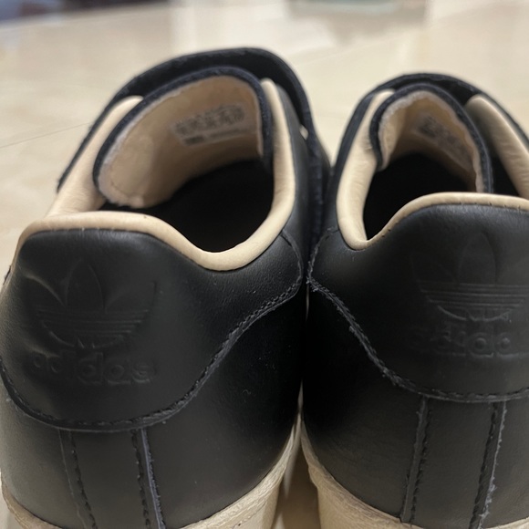 Women’s size 5 adidas shoes - Picture 3 of 3